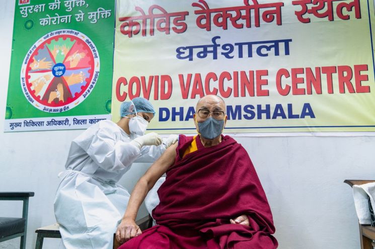 인도에서 망명 정부를 이끌고 있는 티베트의 정신적 지도자 달라이 라마 14세(86)가 6일 코로나19 백신 접종을 받고있다. [이미지출처=EPA연합뉴스]