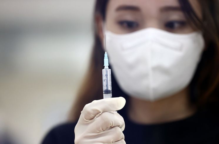 지난 4일 오후 서울 중구 간호인력취업교육센터에서 열린 코로나19 백신 예방접종 간호사 직무교육에서 참석자가 실습을 하고 있다. [이미지출처=연합뉴스]
