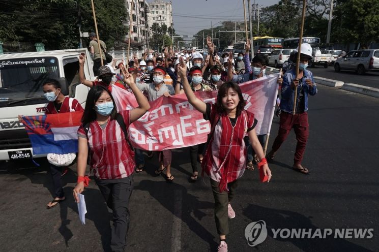 지난달 6일(현지시간) 미얀마 최대 도시 양곤 시내에서 시위대가 '세 손가락 경례'를 하며 쿠데타 항의 행진을 하고 있다. 이날 시위에는 지난 1일 일어난 쿠데타 이후 최대 규모인 약 1천명이 참여했다고 AFP 통신이 보도했다. /사진 = 연합뉴스
