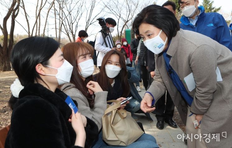 [포토] 젊은 유권자 만나는 박영선 후보