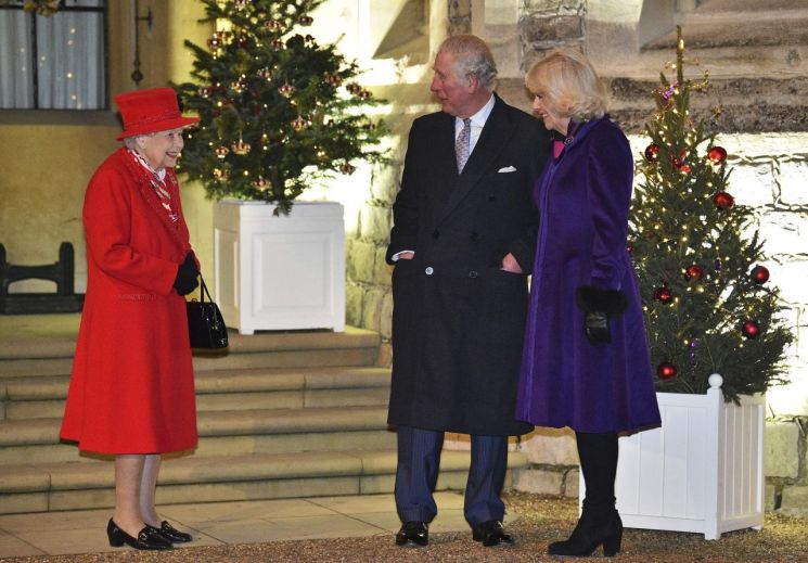 엘리자베스 2세 영국 여왕이 지난해 12월 8일(현지시간) 잉글랜드 윈저궁에서 구세군을 비롯한 자선단체들의 회원, 자원봉사자를 격려하는 행사에 참석하는 도중 찰스 왕세자 부부와 환담하고 있다. [이미지출처=연합뉴스]