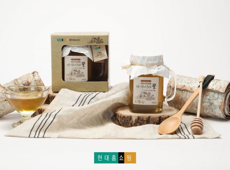 현대홈쇼핑은 영월농협으로부터 아카시아 꿀 17톤을 매입해 구매 고객에게 사은품으로 증정한다.