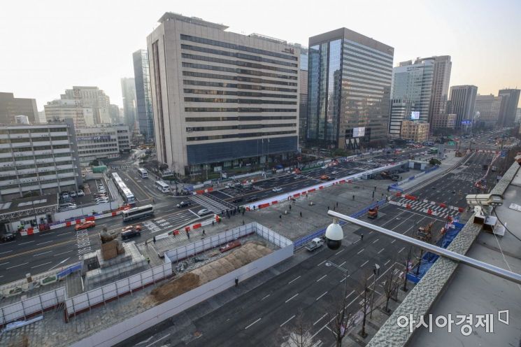 [포토]광화문 광장 세종문화회관 측 도로 차량 통행 금지