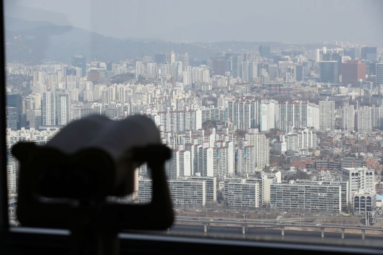 서울 지역 아파트값 상승세가 3주 연속 둔화했다. 
지난 5일 부동산114에 따르면 서울 아파트 매매가는 0.13% 상승, 상승폭은 전주보다 0.01%포인트(p) 축소했다. 
사진은 7일 서울 영등포구 63빌딩 전망대에서 바라본 아파트. <사진=연합뉴스>