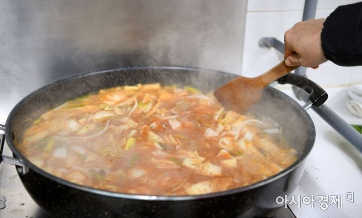이철우 경북도지사가 추억 소환한 '갱시기' … 도청 안에서 '국밥 파티'