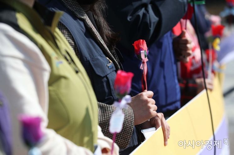 [포토]'세계 여성의 날, 장미꽃 들고 기자회견' 