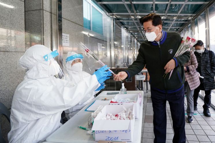 [포토]유덕열 동대문구청장, 여성 직원들에게 '장미' 선물한 까닭? 