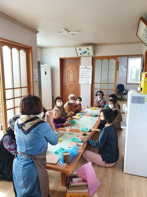 해남군 마산면 마을공동체 사업으로 도자기 체험 활동을 하고 있다. (사진=해남군 제공)
