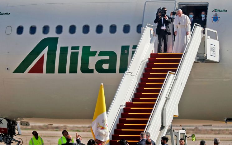 교황은 역사적인 이라크 방문을 마치고 집으로 돌아온다 …