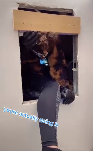 미국 뉴욕의 한 아파트에서 욕실 거울을 뜯어보니 벽 뒤로 숨겨진 공간이 발견됐다. 사진=사만다 하트쇠 틱톡 캡처.