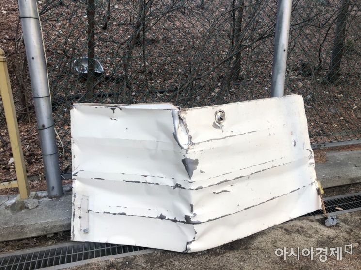 폭발 추정 화재로 추락한 현관문. 사진=김소영 인턴기자 sozero815@asiae.co.kr