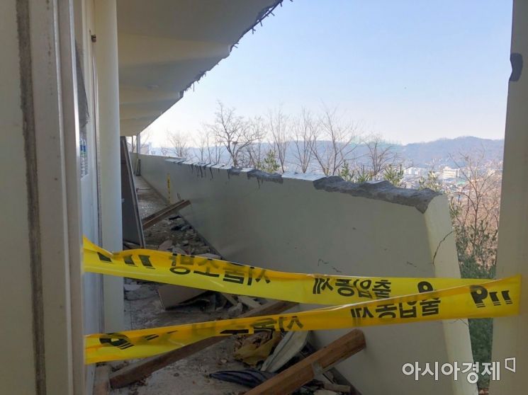 사고가 발생한 6층 아래 5층 복도. 사고 폭발로 인해 복도 외벽이 금방이라도 떨어져 나갈 듯 위태로운 모습을 하고 있다. 사진=김소영 인턴기자 sozero815@asiae.co.kr