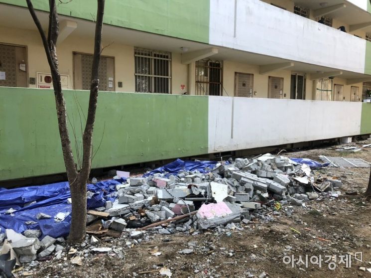 폭발 추정 화재로 파편들이 흩어져있는 아파트 1층. 사진=김소영 인턴기자 sozero815@asiae.co.kr