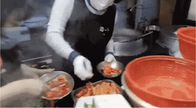지난달 7일 부산 한 식당에서 반찬을 재사용하는 모습이 유튜브 영상에 포착돼 논란이 불거졌다. / 사진=유튜브 영상 캡처