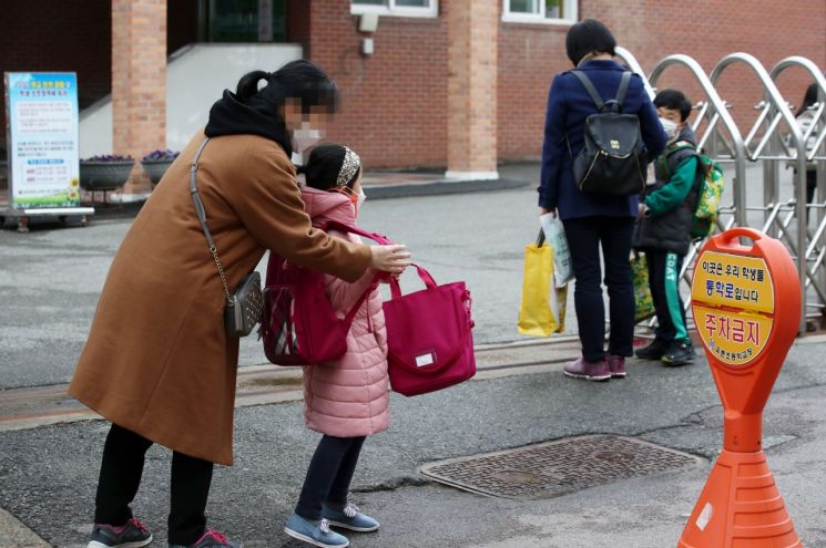 "급식도 먹을텐데" 개학 이후 곳곳서 '교내 확진'…학교 방역 비상