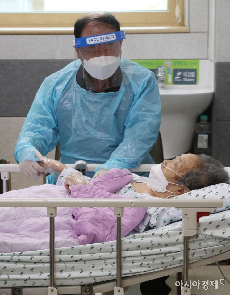 코로나19 감염 위험으로 제한됐던 요양병원과 요양시설의 접촉 면회가 가능해진 9일 경기 부천시 가은명원에서 이용범씨가 어머니 손용창씨를 면회하고 있다. 임종을 앞둔 환자나 입소자, 중증 환자 등의 보호자는 24시간 이내 받은 코로나19 검사에서 음성 판정을 받은 경우에 한해 접촉 면회가 허용된다./김현민 기자 kimhyun81@
