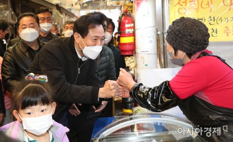 [포토] 상인들과 인사 나누는 오세훈 후보