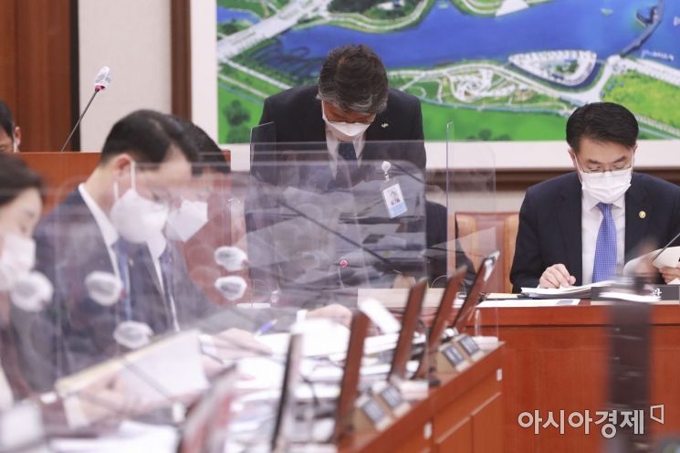 [포토] 고개 떨군 장충모 LH사장대행