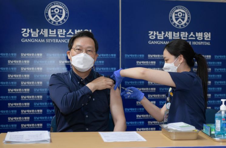 송영구 강남세브란스병원장이 9일 병원 대강당에서 아스트라제네카 백신을 맞고 있다.(사진=강남세브란스병원)