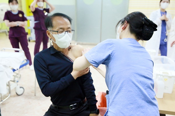 목포한국병원 박인호 원장이 백신 접종을 받았다. (사진=목포한국병원 제공)