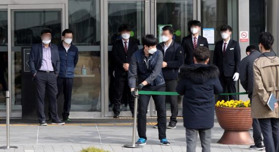 9일 오후 경남 진주시 충무공동 한국토지주택공사(LH) 본사 앞. 경찰은 이날 신도시 토지 투기 의혹을 받는 LH 본사 등에 대해 압수수색을 진행했다./사진=연합뉴스