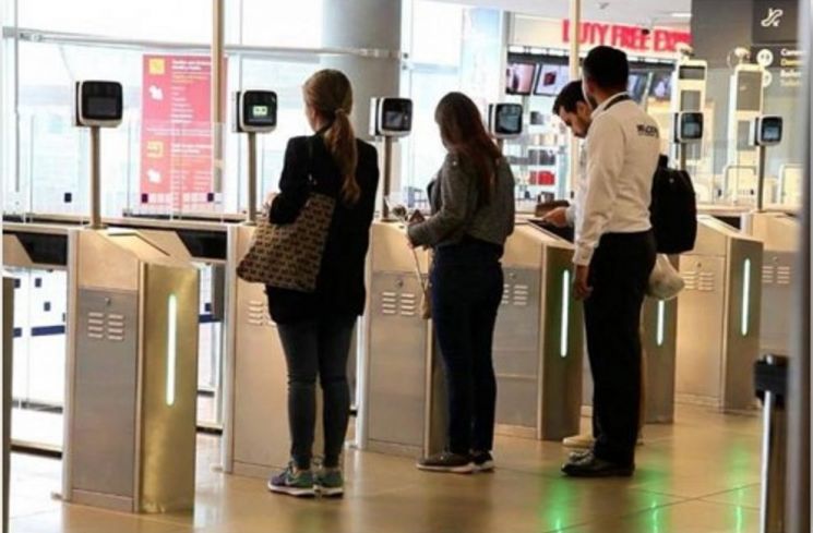씨엠아이텍 홍채인식기로 출입인증 절차를 거치고 있는 콜롬비아 공항의 모습. [사진=씨엠아이텍]