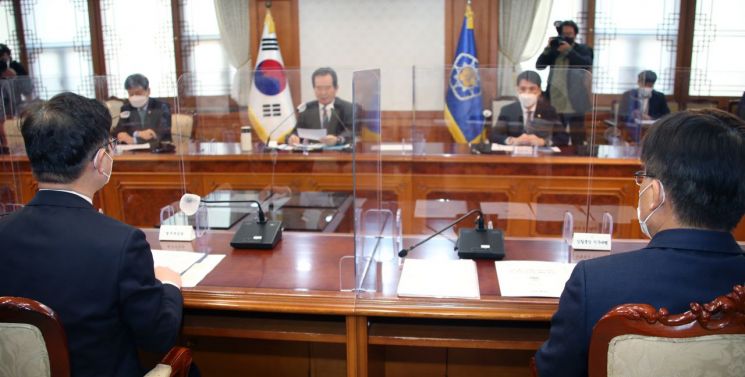 정세균 국무총리가 10일 정부서울청사에서 한국토지주택공사(LH) 직원들의 3기 신도시 투기 의혹 수사를 위한 긴급 관계기관 회의를 소집해 발언하고 있다. [이미지출처=연합뉴스]
