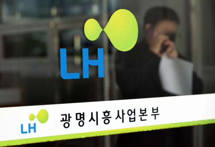 압수한 LH 직원 휴대폰 절반이 '깡통'…스모킹건 확보 차질 빚나