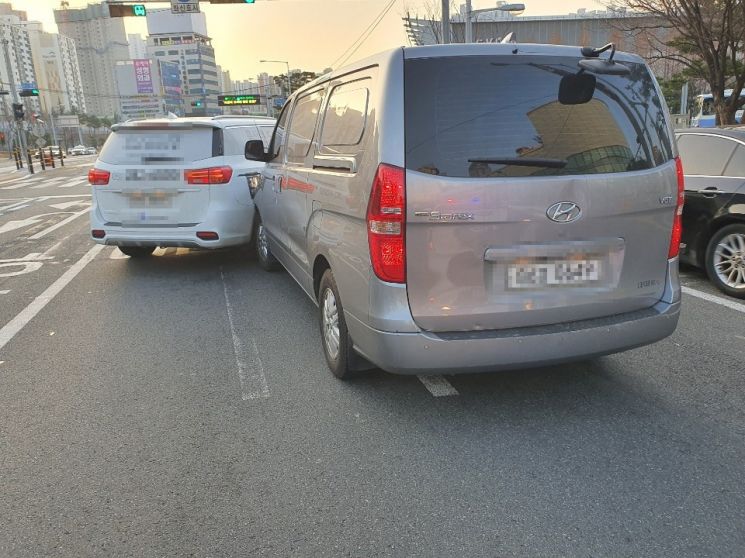 한 시민이 자신의 카니발(왼쪽) 차량으로 도주하던 스타렉스 승합차를 육탄 저지했다. [이미지출처=부산경찰청]