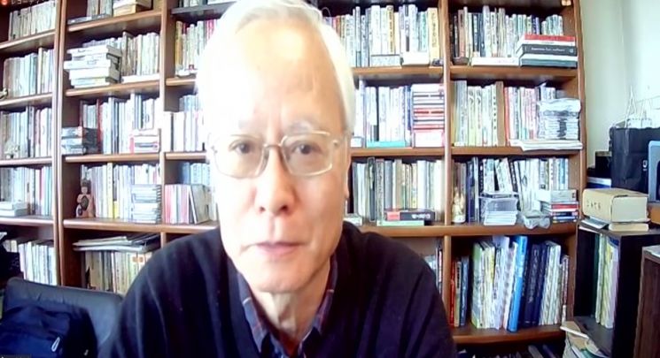 요시미 요시아키 일본 주오대 명예교수가 10일 마크 램지어 미 하버드대 교수의 논문을 비판하는 일본 학술·시민단체의 온라인 기자회견에서 발언하고 있다.