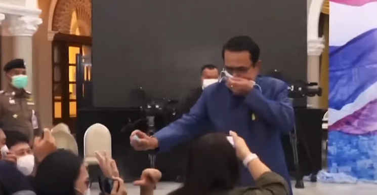 "질문 그만!"…짜증난 태국 총리, 기자들에게 손소독제 뿌려