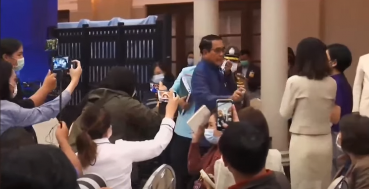 "질문 그만!"…짜증난 태국 총리, 기자들에게 손소독제 뿌려