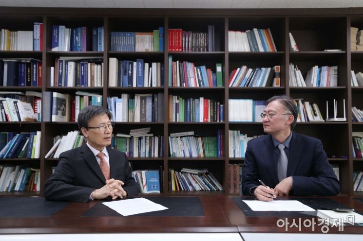 윤영관 전 외교부 장관과 황재호 한국외대 교수가 10일 아시아경제 회의실에서 대화를 나누고 있다. /문호남 기자 munonam@