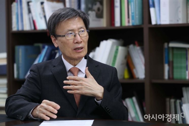 윤영관 전 외교부 장관과 황재호 한국외대 교수가 10일 아시아경제 회의실에서 대화를 나누고 있다. /문호남 기자 munonam@