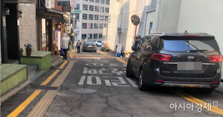 서울의 한 초등학교 근처 골목에 차가 주차돼있다. 도로의 어린이보호구역이란 표시가 눈에 띈다. 골목 꺾는 부분에 차가 세워져 있어 운전자 입장에선 시야가 가릴 위험이 있어 보인다. 사진=이주미 기자 zoom_0114@asiae.co.kr