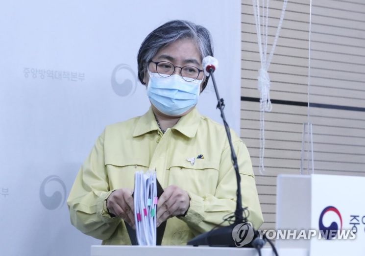 코로나19 예방접종 대응 추진단장을 맡은 정은경 질병관리청장(중앙방역대책본부장)이 지난 3일 충북 청주시 질병관리청에서 코로나19 예방접종 이상 반응 신고사례 및 조사 경과 등을 브리핑하기 위해 이동하고 있다. 사진=연합뉴스