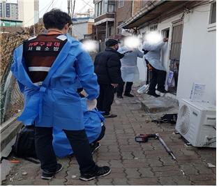 담당 공무원과 119 소방대원이 현장에 방문해 응급상황에 대처하고 있다.