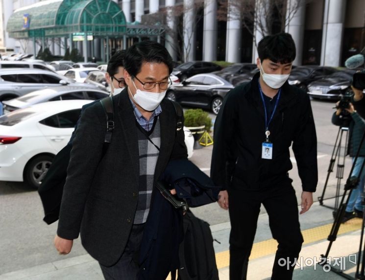국토교통부 관계자들이 11일 오후 한국토지주택공사(LH) 땅 투기 의혹 관련자들에 대한 수사 의뢰를 하기 위해 서울 서대문구 경찰청 국가수사본부를 방문하고 있다. /문호남 기자 munonam@