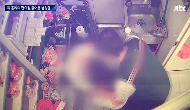 조 씨는 남성을 직원용 물품창고에 숨기고 편의점 출입문을 잠그는 등 신속히 조치를 취했다. / 사진=JTBC 방송 캡처