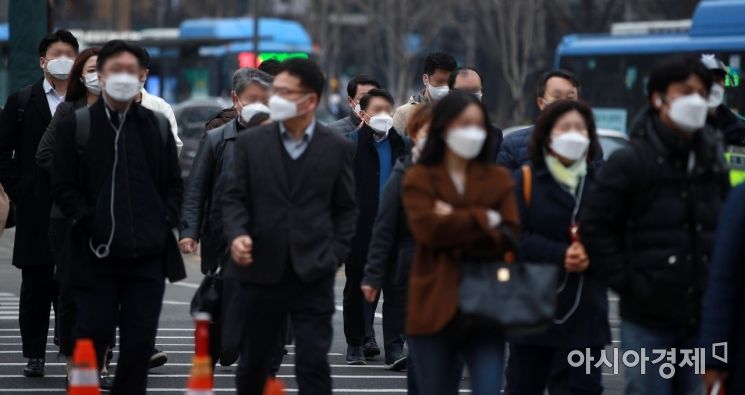 수도권 전역에 미세먼지 비상저감조치가 이틀 연속 시행된 12일 서울 광화문사거리에서 마스크를 착용한 시민들이 출근길 발걸음을 재촉하고 있다./김현민 기자 kimhyun81@