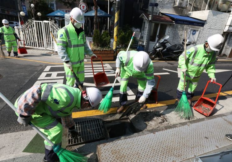  [포토] '묵은 때 안녕'... 강남구, 봄맞이 합동 대청소