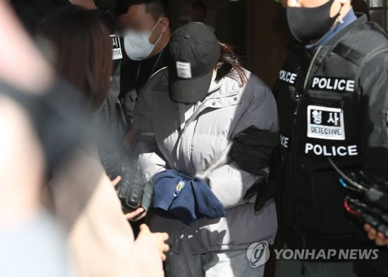 경북 구미시 빌라에서 2세 여아가 숨진 채 발견된 사건과 관련해 지난 10일 당초 친모로 알려진 B(22) 씨가 구속영장 실질심사를 받고 나오고 있다. [이미지출처=연합뉴스]