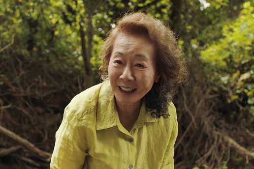 영화 '미나리'의 순자를 연기한 윤여정 사진 = 판씨네마 제공 자료사진.