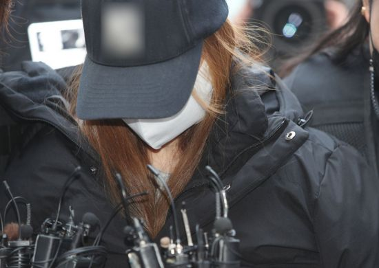 11일 오전 대구지방법원 김천지원에서 경북 구미서 숨진 3세 여아의 친모로 밝혀진 외할머니가 구속 전 피의자 심문(영장실질심사)을 받기 위해 법원으로 들어가고 있다. [이미지출처=연합뉴스]