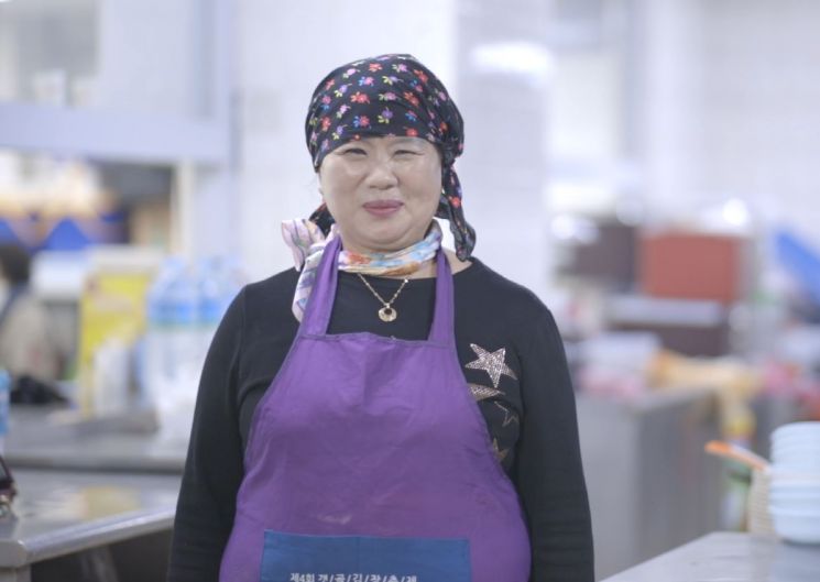 LG의인상 수상자로 선정된 이상기 씨. 이 씨는 경기도 시흥에서 지역봉사단체인 나눔자리문화공동체를 이끌면서 1997년부터 24년째 지역 내 어려운 이웃 50여가구에 매일 반찬을 무료로 제공하고 있다. 지금까지 2만가구가 넘는 어려운 이웃들이 그의 도움을 받았다.[사진=LG그룹 제공]