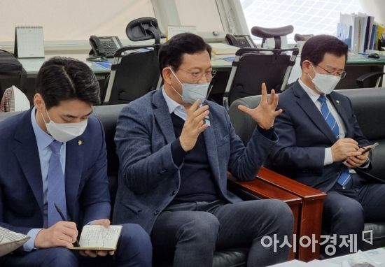 더불어민주당 차기 당권에 도전한 송영길 국회의원이 15일 광주광역시의회 3층 기자실에서 지역 현안인 군공항 이전에 대해 입장을 밝히고 있다.