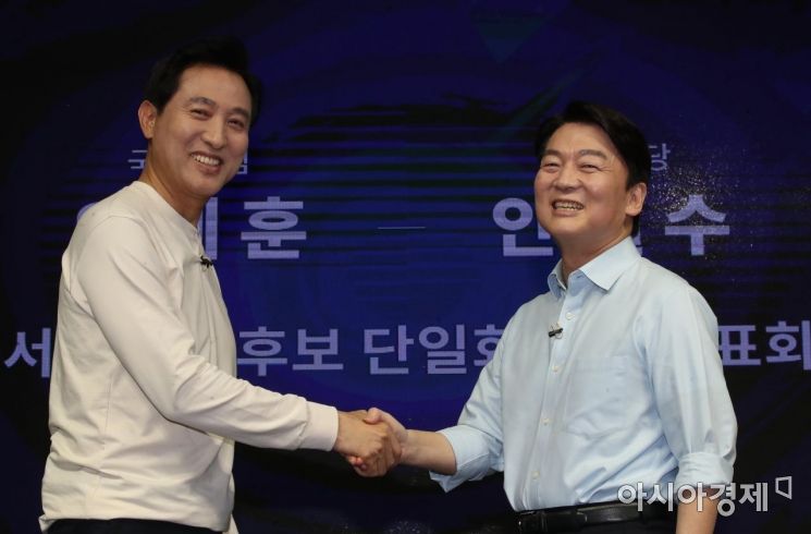 오세훈 국민의힘 서울시장 후보와 안철수 국민의당 서울시장 후보가 지난 15일 서울 영등포 더플러스 스튜디오에서 열린 단일화 비전발표회에 참석, 인사를 나누고 있다./국회사진기자단