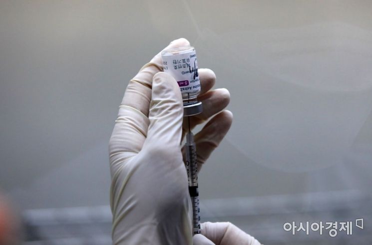 예방접종전문위 "AZ 백신 접종 지속" 권고… 23일 65세 이상 접종 시작