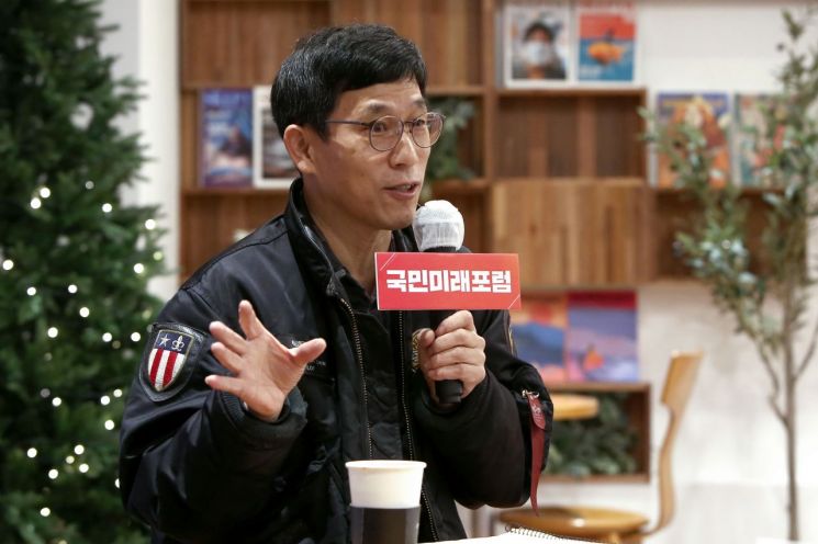 진중권 전 동양대 교수가 지난해 11월20일 서울 여의도 정치문화 플랫폼 카페에서 열린 국민미래포럼 세미나에서 '탈진실의 시대'를 주제로 특강하고 있다. [이미지출처=연합뉴스]