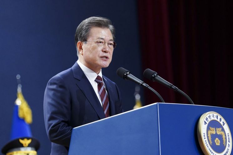 문재인 대통령이 지난 12일 오후 충남 아산시 경찰대학에서 열린 신임 경찰 경위·경감 임용식에 참석, 축사하고 있다. / 사진=연합뉴스